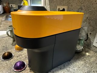 Cafetera Nespresso casi nueva. tiene 4 meses.