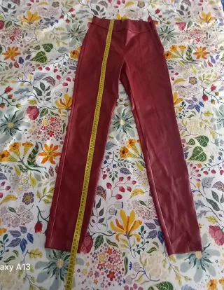 Pantalones rojos efecto piel