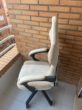 Silla de escritorio gaming beige y blanca