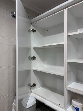 Armario de baño blanco con cristal.