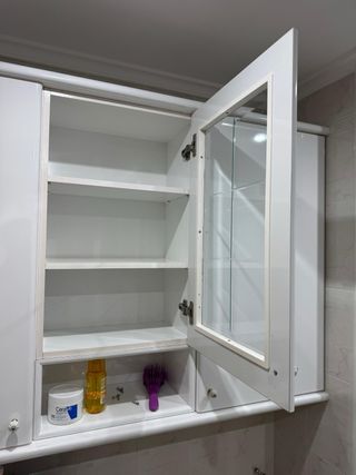 Armario de baño blanco con cristal.