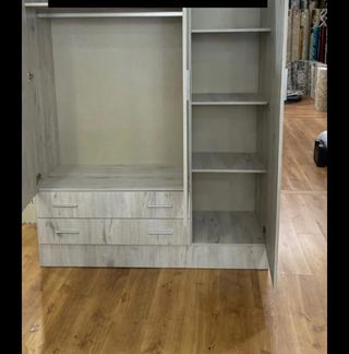 Armario de madera beige y marrón