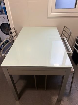 Mesa cristal mate 110x 70100 hay cuatro sillas