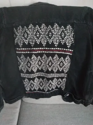 Chaqueta vaquera negra con bordado