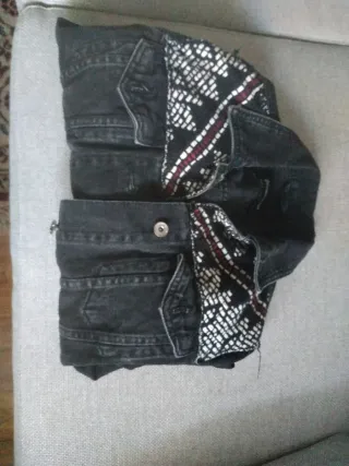 Chaqueta vaquera negra con bordado