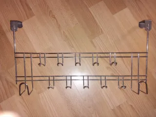 Perchero de metal plateado