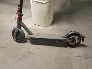 Patinete eléctrico gris
