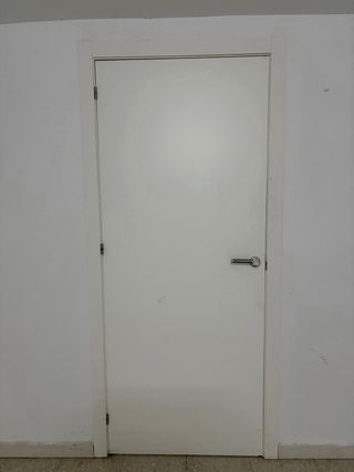 Puerta blanca interior