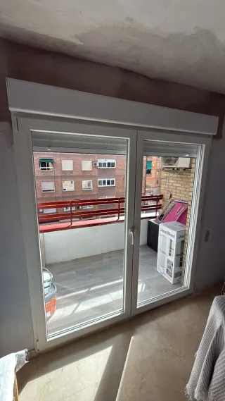 Ventanal blanco recién instalado