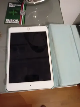 iPad Mini 4 A1538 con funda azul
