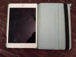 iPad Mini 4 A1538 con funda azul