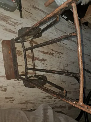 Carro de hierro con ruedas pequeñas manchas de oxi