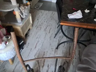 Carro de hierro con ruedas pequeñas manchas de oxi