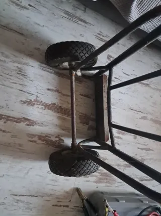 Carro de hierro con ruedas pequeñas manchas de oxi