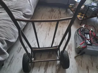 Carro de hierro con ruedas pequeñas manchas de oxi