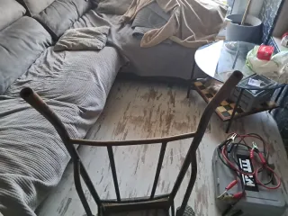 Carro de hierro con ruedas pequeñas manchas de oxi