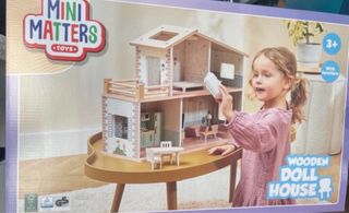 Casa delle bambole in legno con accessori