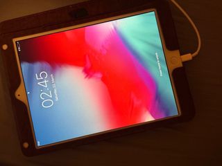 Ipad AIR incluye FundaMarrón.