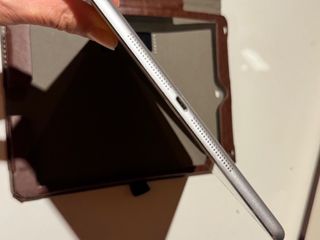 Ipad AIR incluye FundaMarrón.