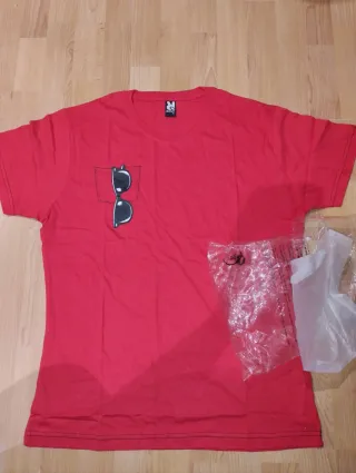 Camiseta roja con bolsillo y gafas