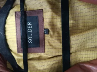 Cazadora de cuero marrón