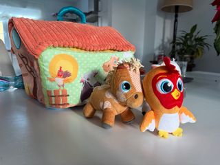 Granja de peluches con animales