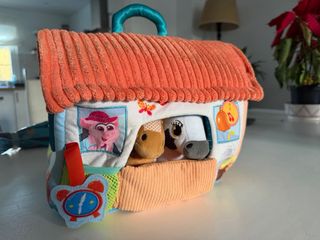 Granja de peluches con animales