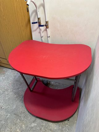 Mesa escritorio ruedas roja y gris