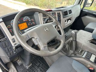 CAMIÓN VOLVO FE 300 AÑO 2011 + GRUA PK18002 MANDO