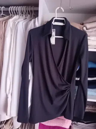 Top Mango negro cruzado con fruncido