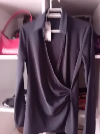 Top Mango negro cruzado con fruncido