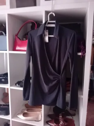 Top Mango negro cruzado con fruncido