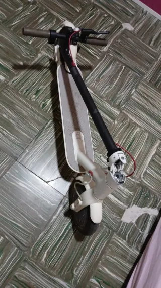 Patinete eléctrico blanco