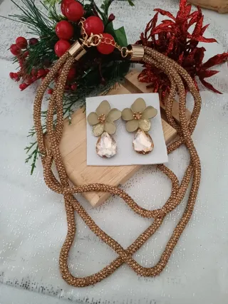 Collana e orecchini dorati con pietre