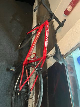 Bicicleta de carretera roja