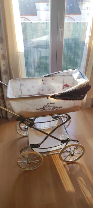 Carro de bebé con accesorios