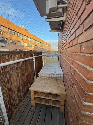 Sofá de exterior hecho con palets + cojines y mesa