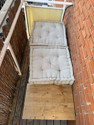 Sofá de exterior hecho con palets + cojines y mesa