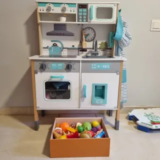 Cocinita de madera con accesorios
