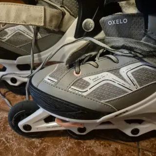 Patines en línea grises y blancos