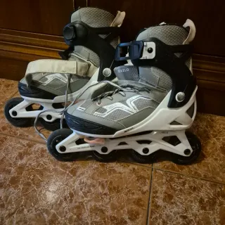 Patines en línea grises y blancos