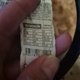 Patines en línea grises y blancos