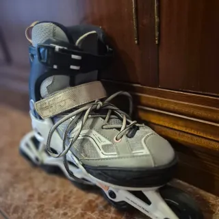 Patines en línea grises y blancos