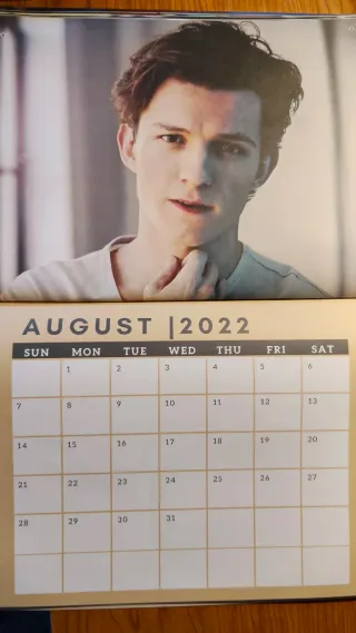 Portada revista Vogue Tom Holland en contrachapado