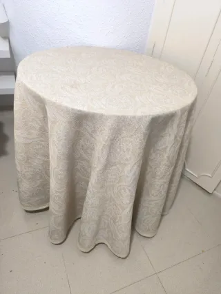 Mesa redonda con falda decorativa