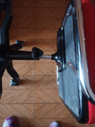 Sillón de oficina ergonómico rojo y negro