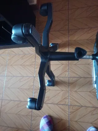 Sillón de oficina ergonómico rojo y negro