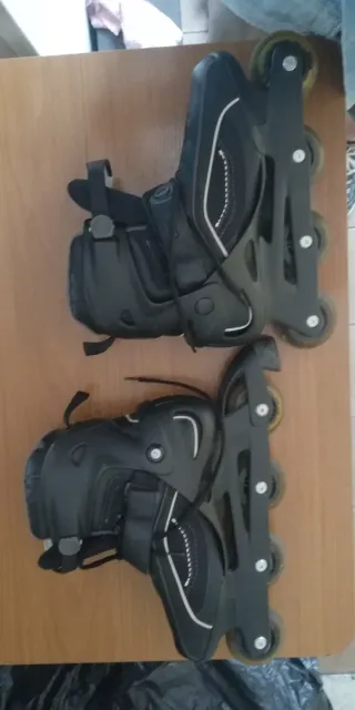 Patines en línea negros + protecciones