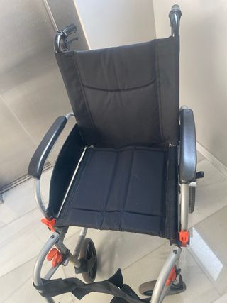 Silla de ruedas. Rueda pequeña. Plegable