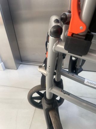 Silla de ruedas. Rueda pequeña. Plegable